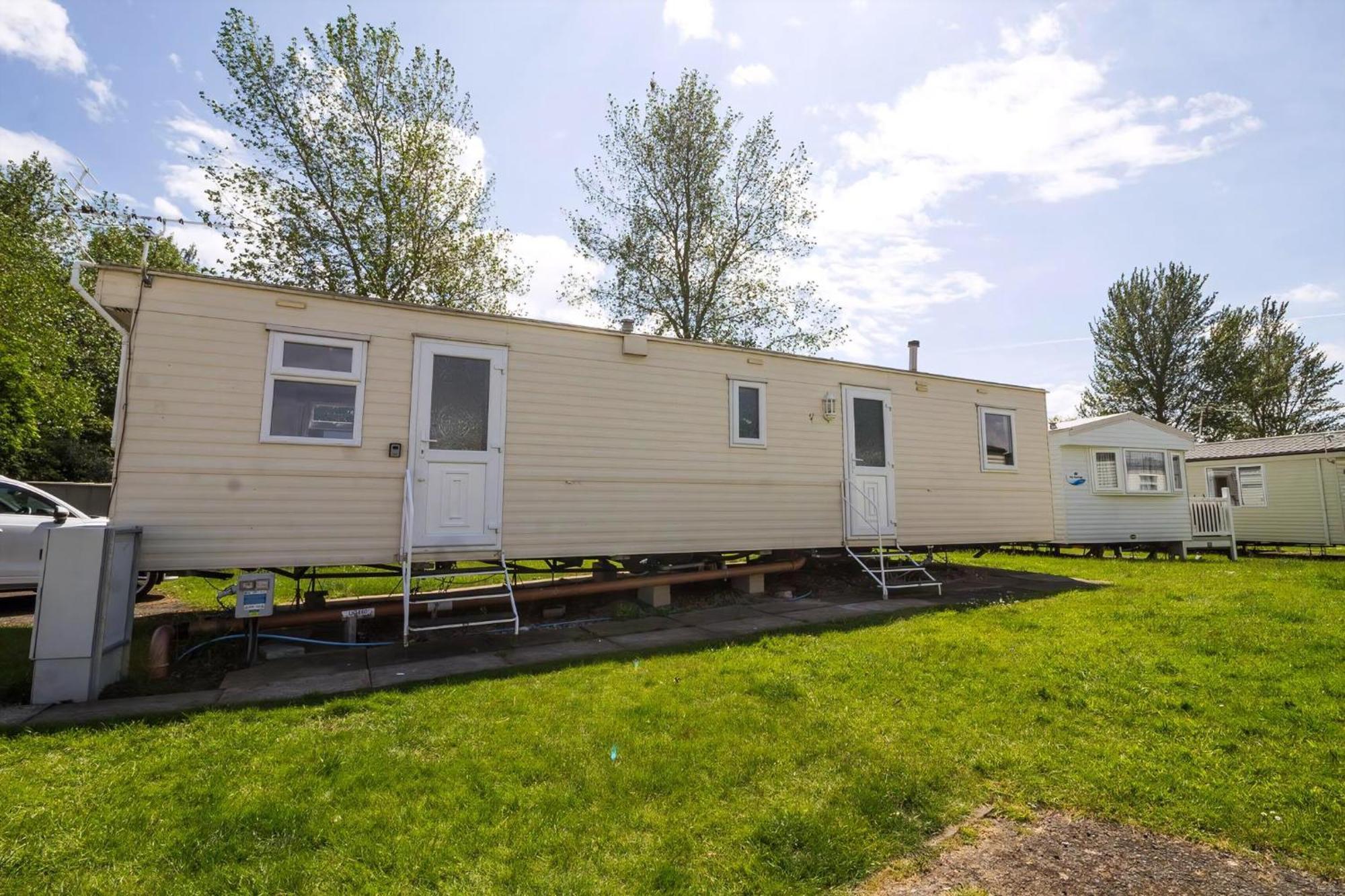 Spacious 8 Berth Caravan For Hire At Southview Ref 33002tc *